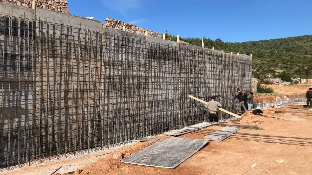 Mordoğan'da ileri kaba inşaat aşamasındaki villa şantiyesi