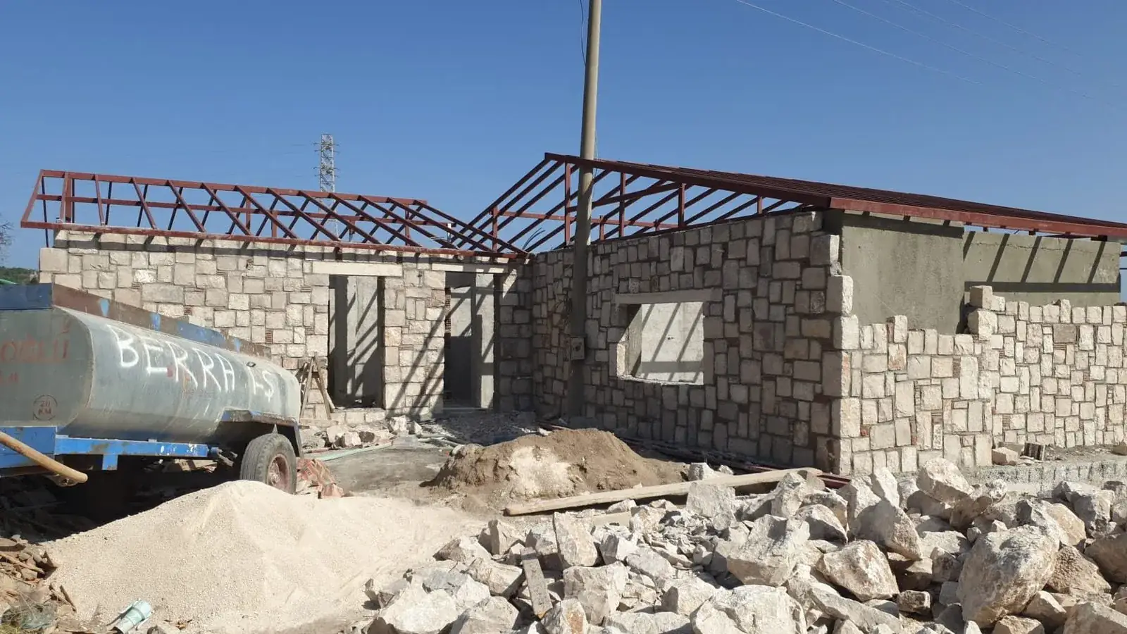 KamuKent şantiyesinde bims blok duvar imalatı